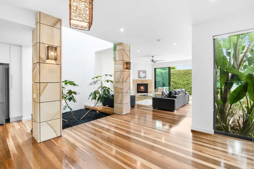 Luxury Torquay Townhouse 150m to Beach - Image 1