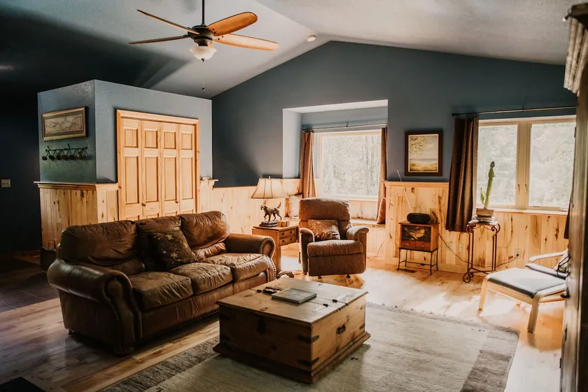 Central Air • Sauna • Fireplace • Dog Friendly - Image 1