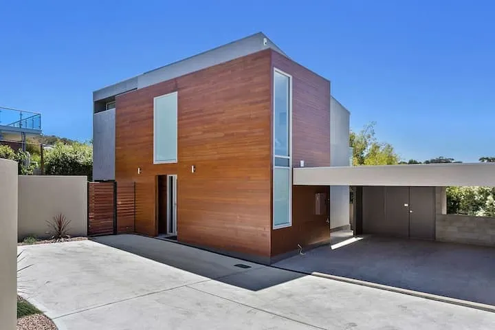 Architect Designed Coastal Retreat with Views - Image 1