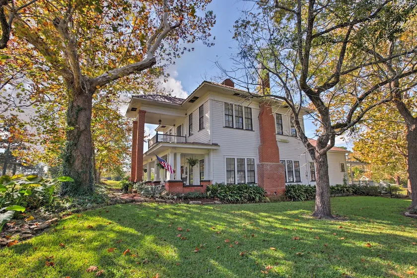 Historic Huntington Home w/ Pond & Flower Gardens! - Image 1