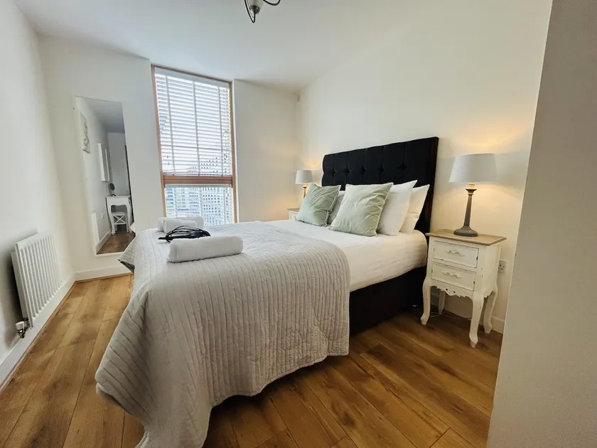 2 Bedroom 2 Bathroom Apartment in Central Milton Keynes with Free Parking and Smart TV - Contractors, Relocation, Business Travellers - Image 1