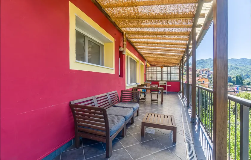 Relaxing Hillside Home - Image 1