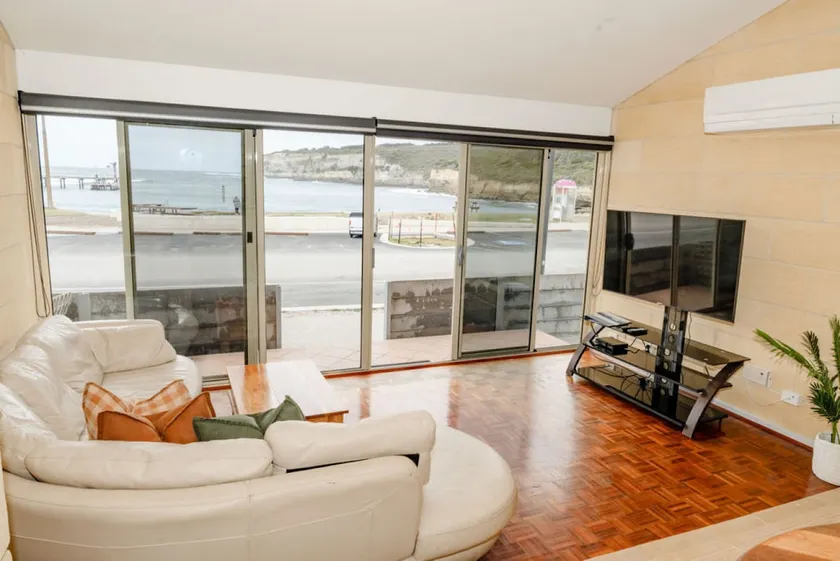 Bayview No 2 - Beachfront Apartment - Image 1