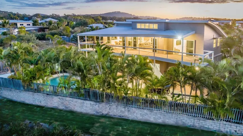 Beach Vista Agnes Water - luxurious beachfront with pool. pet friendly, air con & huge entertaining - Image 1