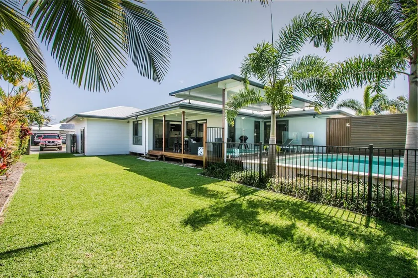 Dolphin Cove Agnes Water holiday home with pool & boat parking - Image 1