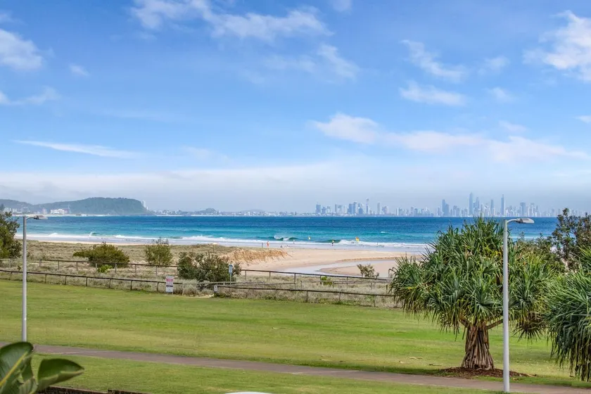Kirra Vista 4 - Beachfront & Ground Floor - Image 1