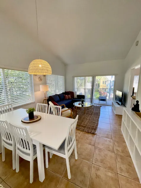 270C – Modern & Bright 3BR Apt in West Boca - Image 1