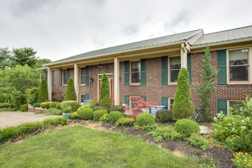 Large & Private Guest House Apt w/ Patio + Views! - Image 1