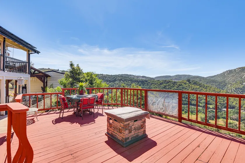 Hilltop Valley Center House avec balcon et vue sur la montagne! - Image 1