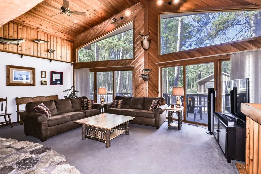 Perfect snowmobile base camp, bar right next - Image 1