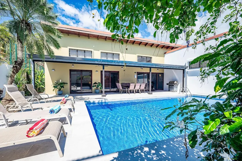 Maison spacieuse et moderne, grande piscine avec terrasse, 7 min à pied de la plage, plein AC - Image 1
