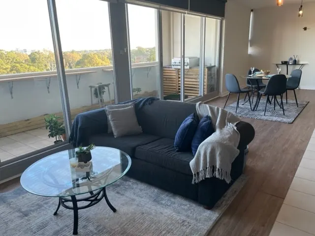 Spacious One Bedroom Apt- With Large Balcony - Image 1