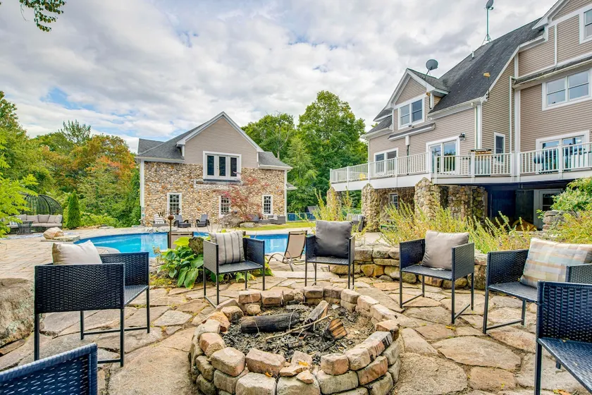 Deck For Entertaining: Belmont Group Getaway - Image 1