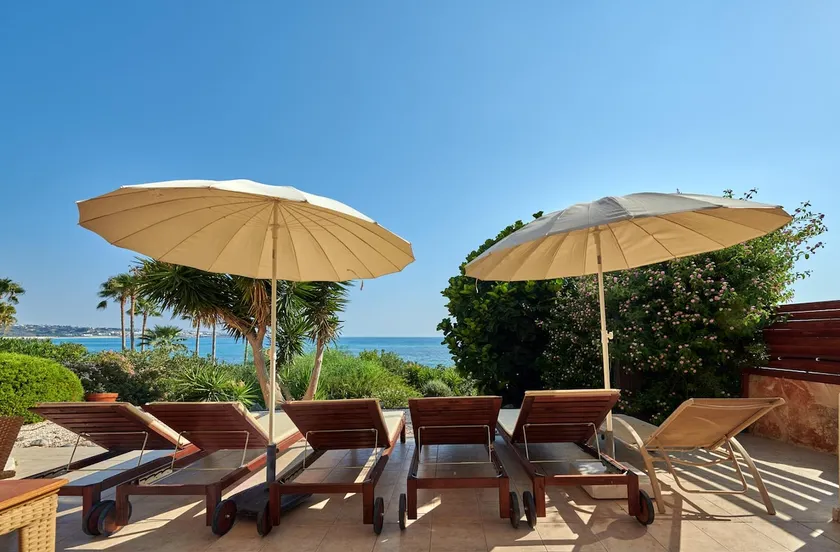 Strand foran Azura Sunrise - Luksus villa ved stranden med panoramaudsigt over havet, bil ikke nødvendig - Image 1