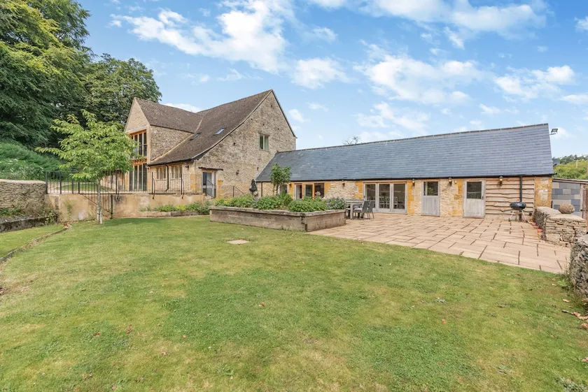 6 Ensuite Bedrooms Cotswold Barn  - Waterhead Barn - Image 1