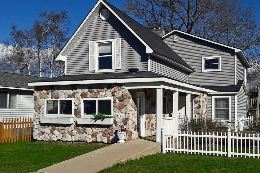 Beulah House - Skridt til Crystal Lake Beach! - Image 1