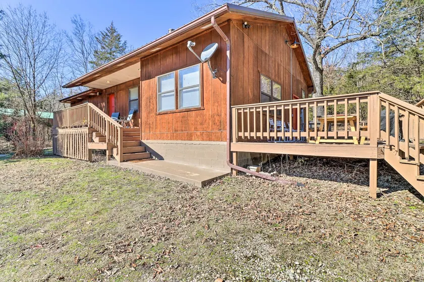 Walk to White River: Home w/ Deck in Flippin! - Image 1