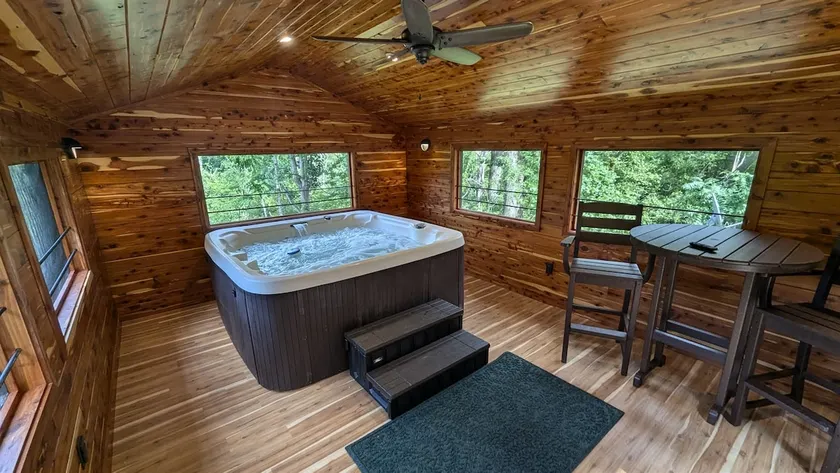 Red Roof mountain cabin with Hot Tub, Starlink & W - Image 1
