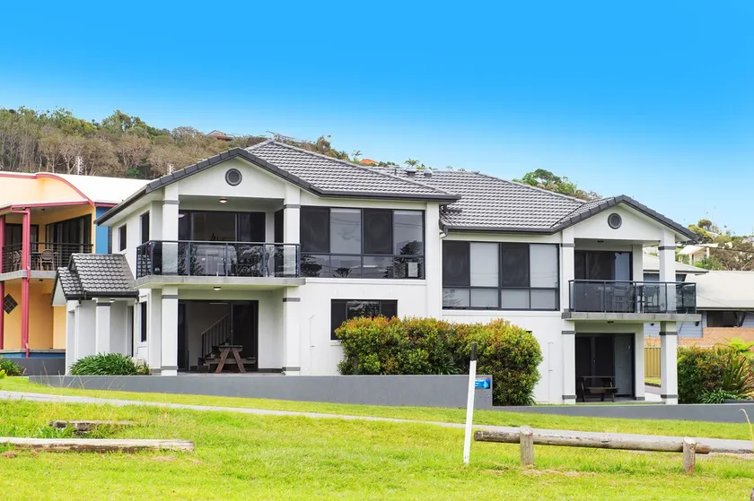 Dolphin Court 1, 1 Gowing Street - Image 1