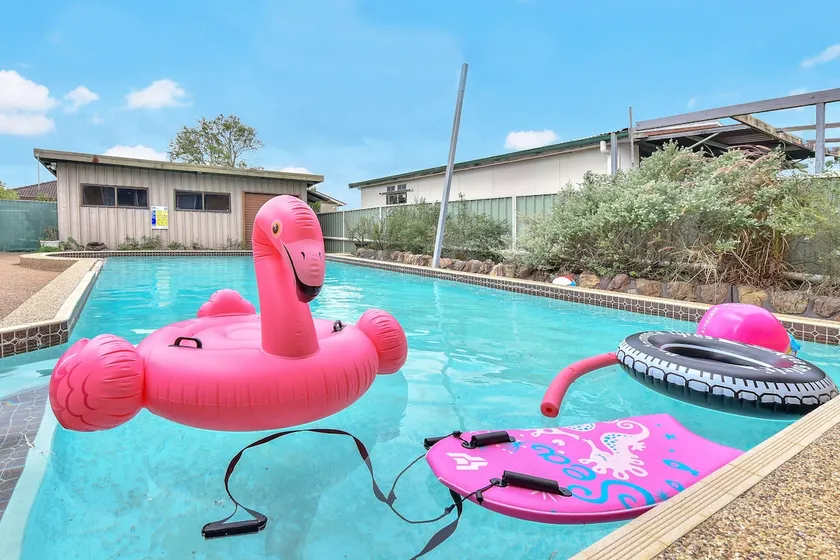 Coal d' Vine VIEW - Cessnock NSW: FREE WiFi - Swimming Pool - Netflix - Stan - Apple TV - Wineries - Concerts - Hunter Valley Gardens & Zoo - Coal d' Vine VIEW - Cessnock NSW: FREE WiFi - Swimming Pool - Netflix - Stan - Apple TV - Wineries - Concert - Image 1