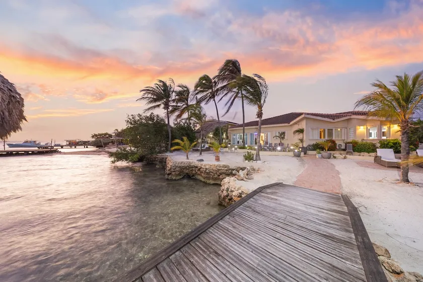 Amazing Sunsets! Beachfront 4BR w/ Pier, Kayaks - Image 1