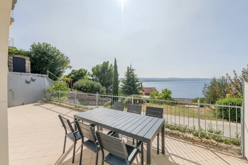 Luxury apartment with shared pool patio & sea view - Image 1