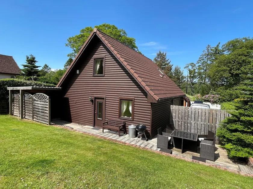 Inchmurrin Luxury Lodge with Private Hot Tub - Image 1