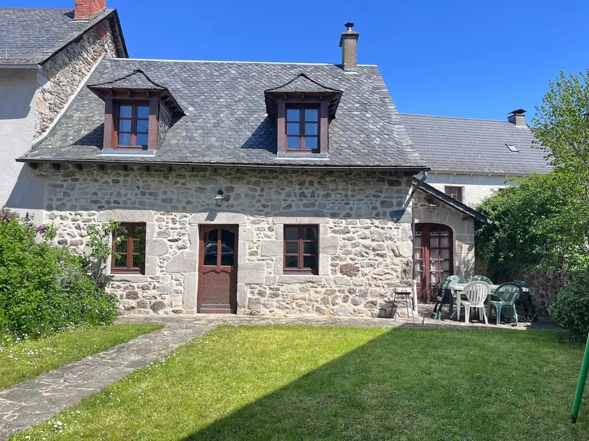 Lovely house in Lanobre with garden - Image 1
