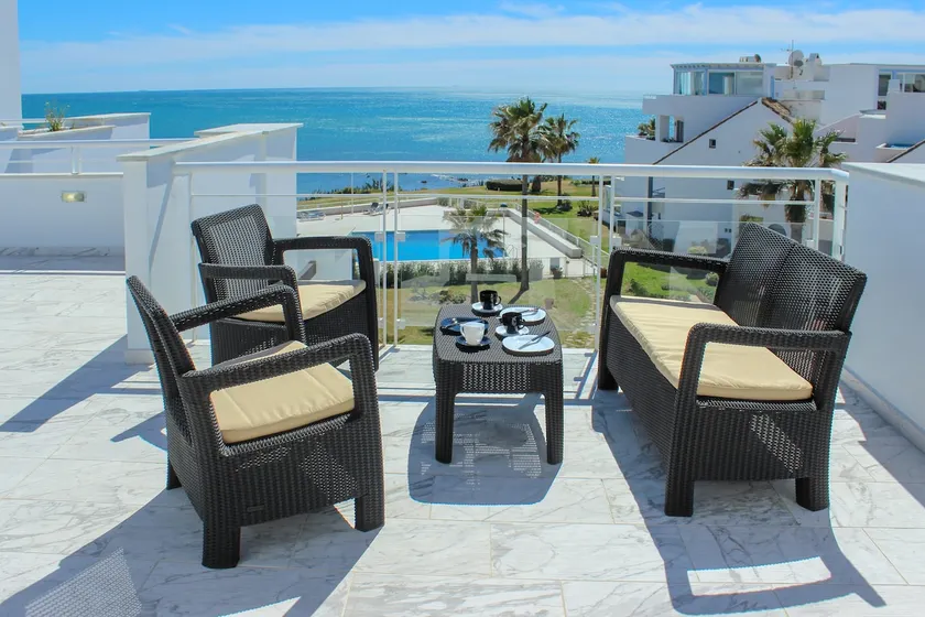 Beachfront Penthouse with Sea Views, Hot Tub, BBQ - Image 1