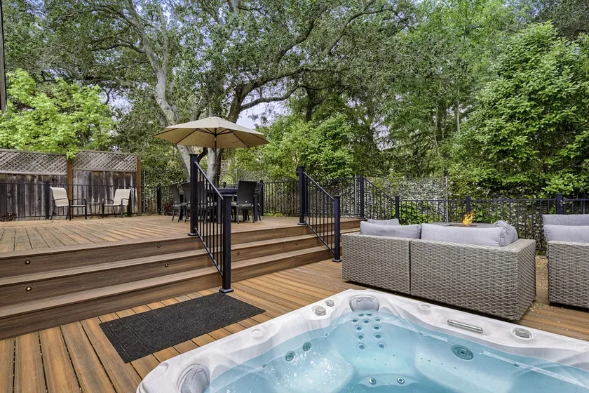 Spacious 4BD/3BA hot tub, firepit & expansive deck - Image 1