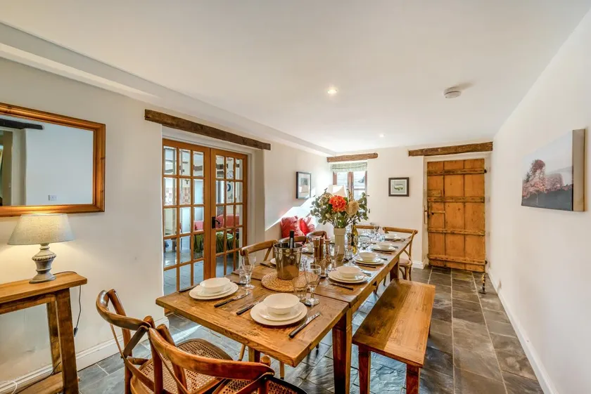 5 Bed in Middle Marwood oc-stepps - Image 1