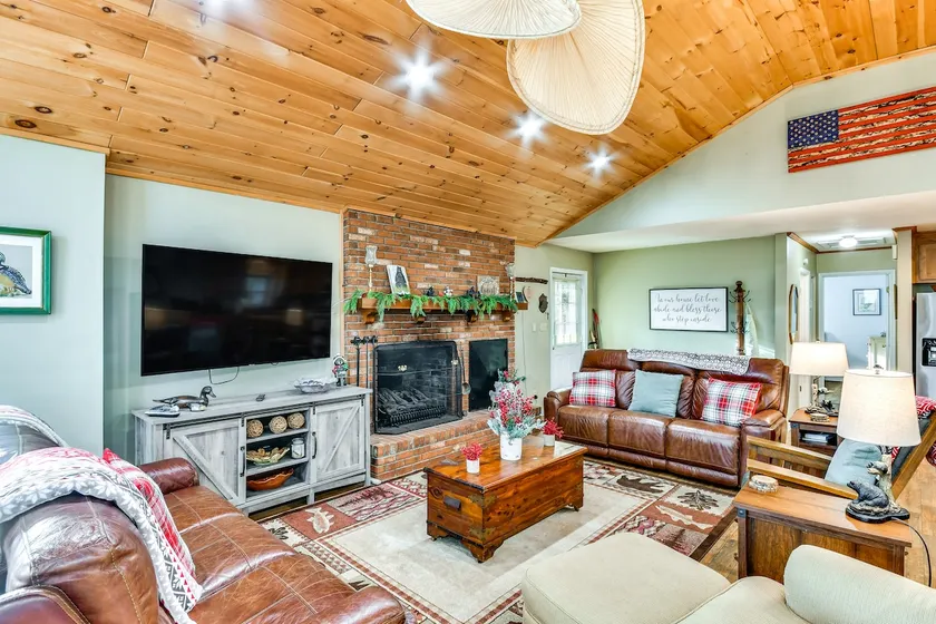 Pool & Golf Club! Riverfront Retreat in Newland - Image 1