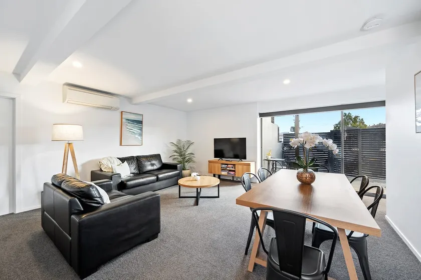 \"The Retreat\" with car park 10 min to CBD/Airport. - Image 1