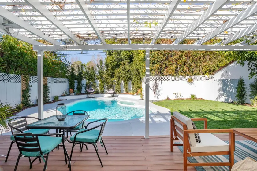 Charming home Universal pool hot tub - Image 1