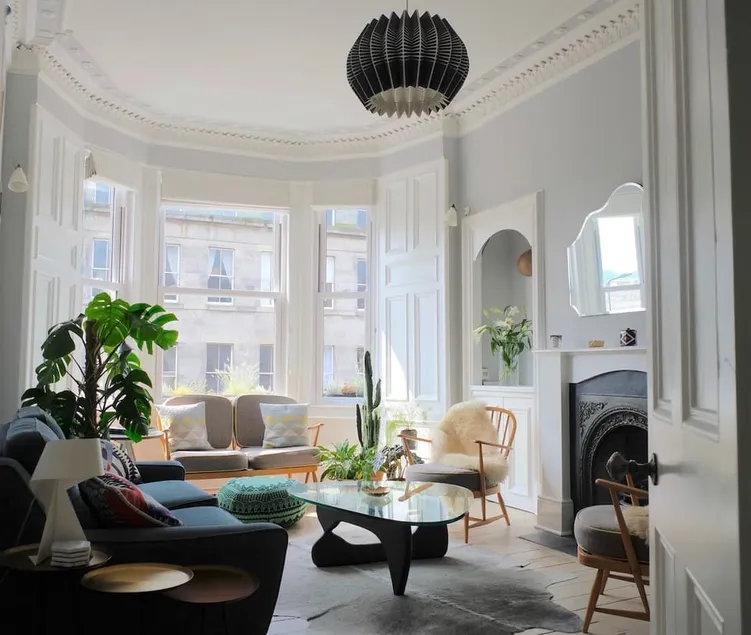 Bright 1 Bedroom Apartment Near City Centre - Image 1