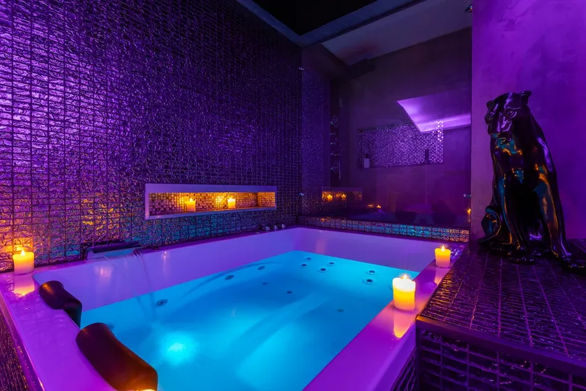 Suite Venezia Private Jacuzzi your Romantic Suite - Image 1