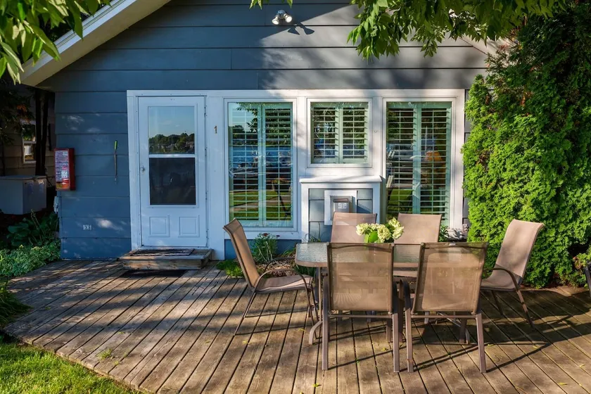 Waterfront Cottage with 2 Bedrooms & Whirlpool! - Image 1