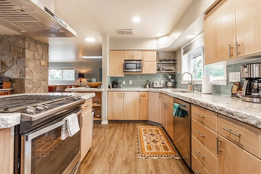 4-bed home w GameRoom, FirePit & Saltwater Hot Tub - Image 1