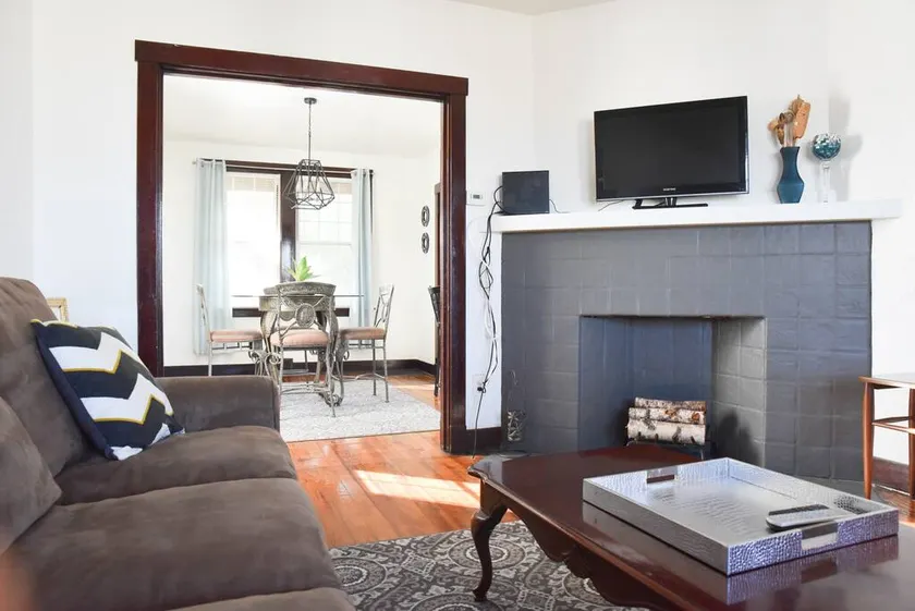Beautiful 3 Bedroom Home Cozy Front and Back Porch - Image 1