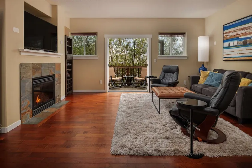 Modern Townhome With Open Floor Plan and Pool Table Near Washington Square, 8.5 miles to Downtown - Image 1