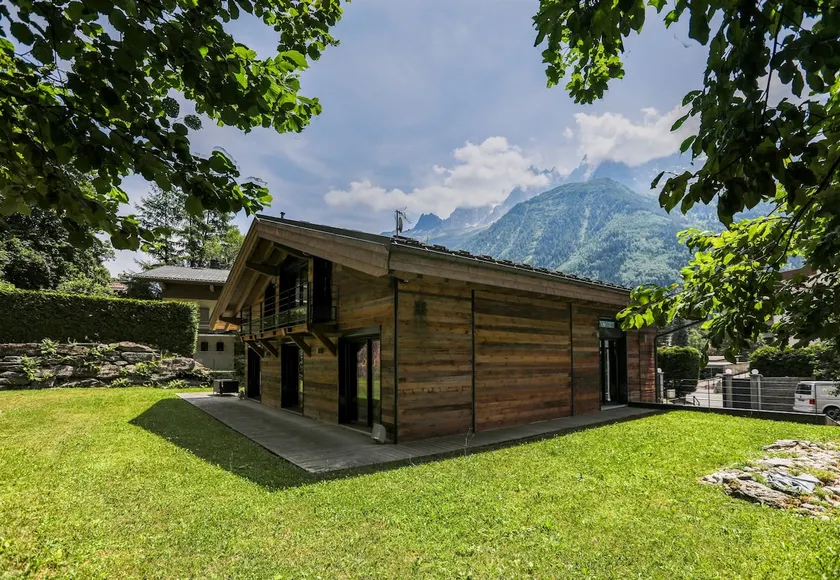 Contemporary chalet, close to centre of Chamonix - Image 1