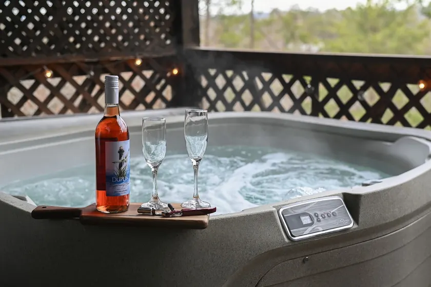 Hearts Desire King bed Hot tub/Jacuzzi fireplace. - Image 1