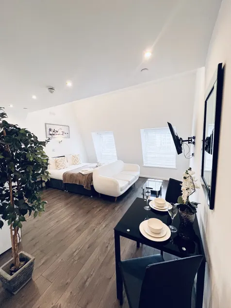 Deluxe King Studio- private en-suite with shower - Image 1