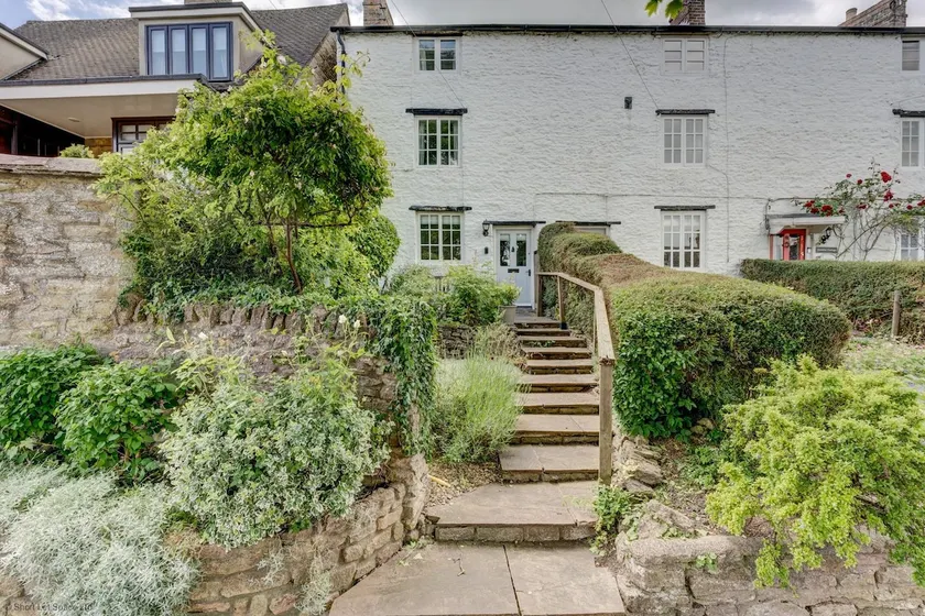 The White Cottage: Charming Woodstock Getaway - Image 1