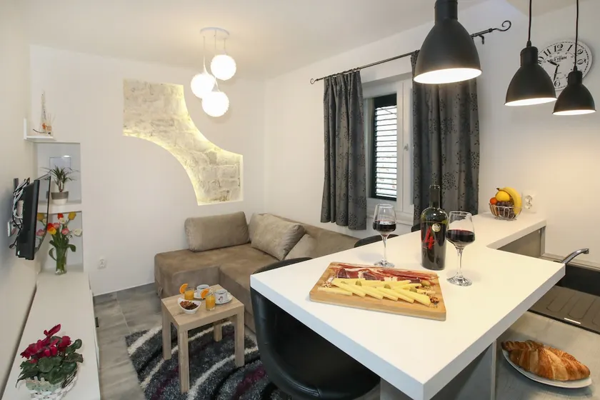 Luigi - One Bedroom Apartment with Rooftop Terrace - Image 1