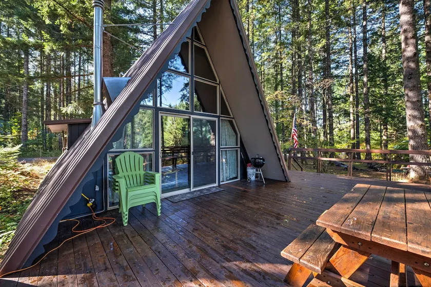 Serene Washington Escape w/ Deck & Mountain Views! - Image 1