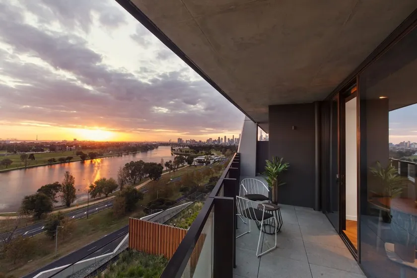 Lakeside Five Star Comfort with Uninterrupted Views - Image 1