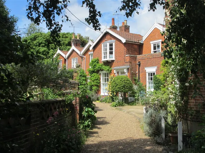 3 Bed in Woodbridge oc-sfdor - Image 1