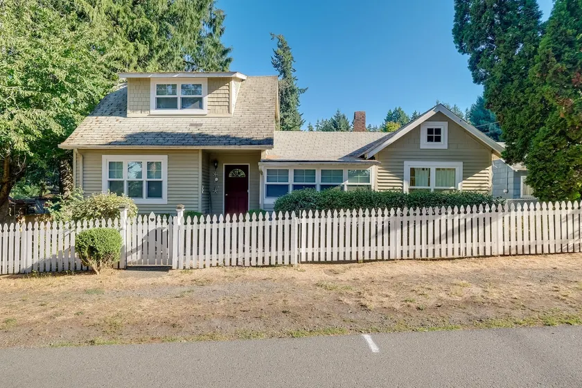 Charming Indianola Home: Walk to Town! - Image 1