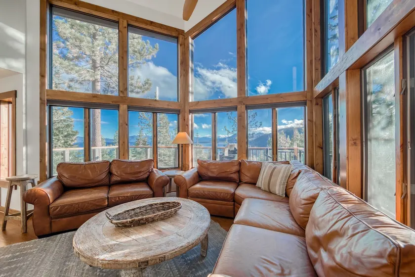 NOUVELLE LISTE - Superbes vues sur le lac dans ce 4BR avec bain à remous et plage privée - Image 1